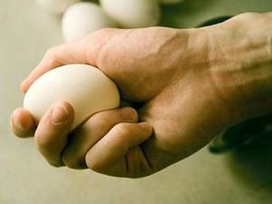 Куриное яйцо в руке