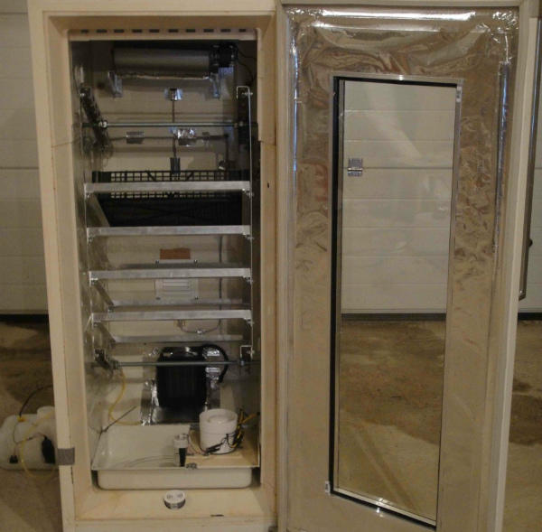 Обшивка корпуса инкубатора, сделанного из холодильника