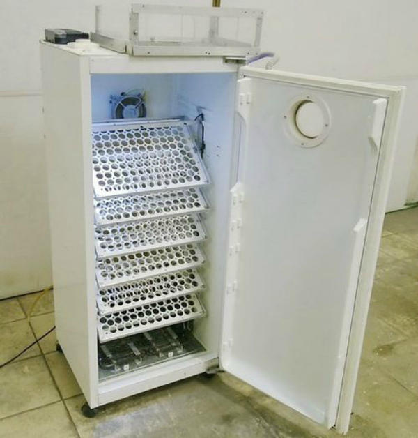 Внутреннее устройство инкубатора из холодильника
